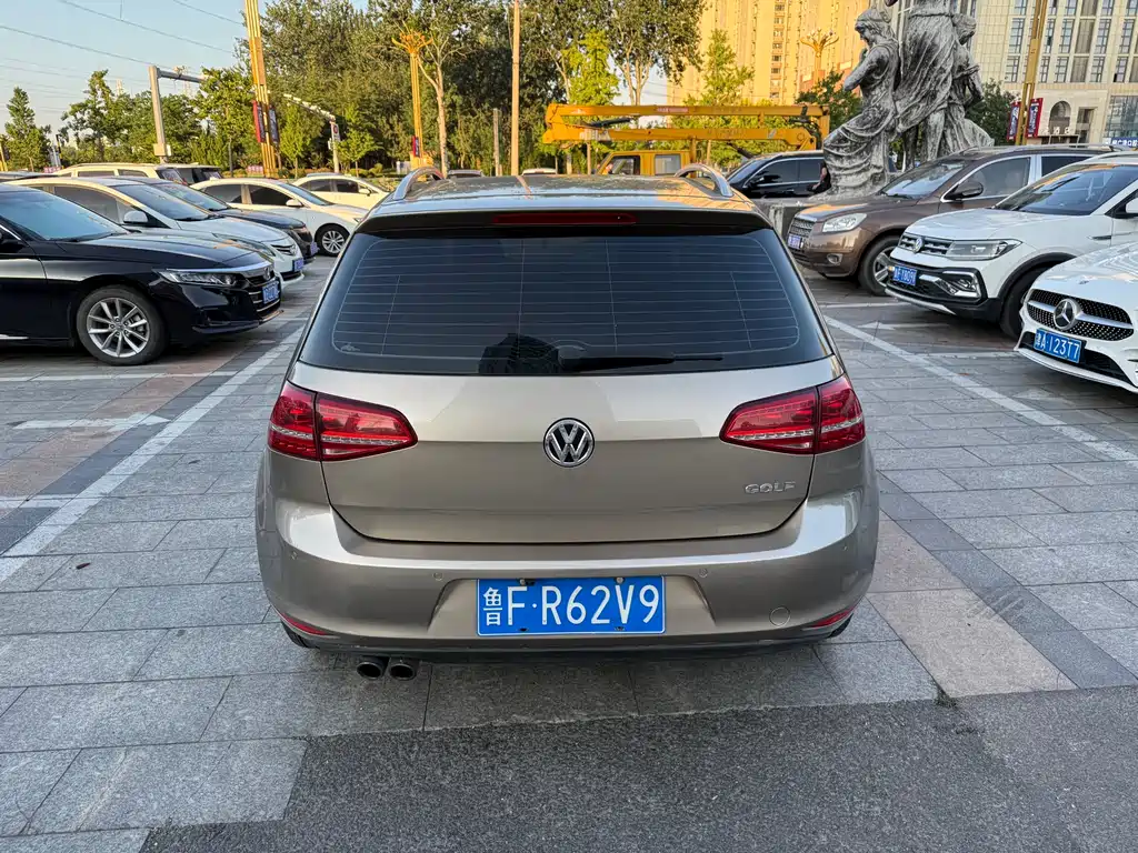 VOLKSWAGEN GOLF