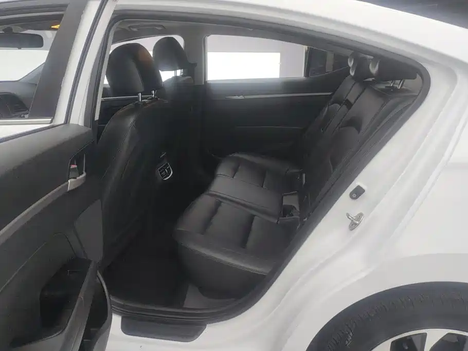 Hyundai Elantra — миниатюра 11