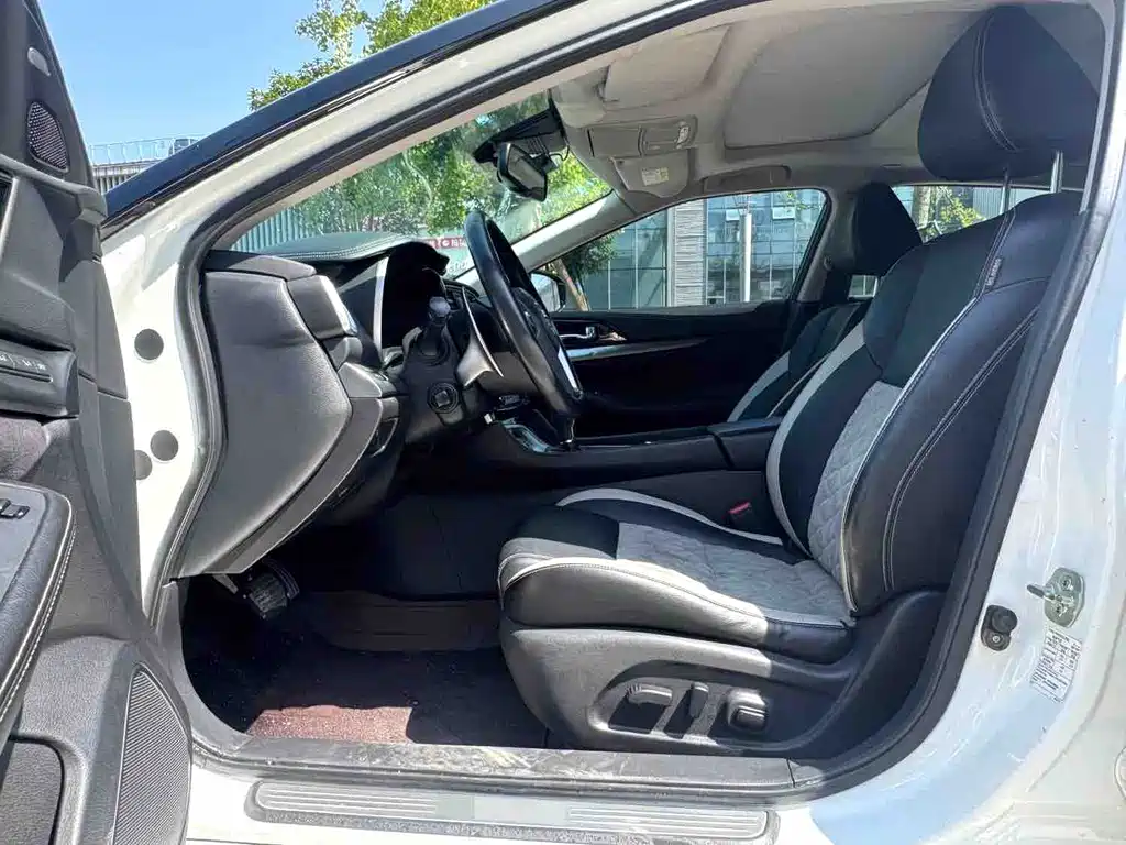 Nissan Cima — миниатюра 10