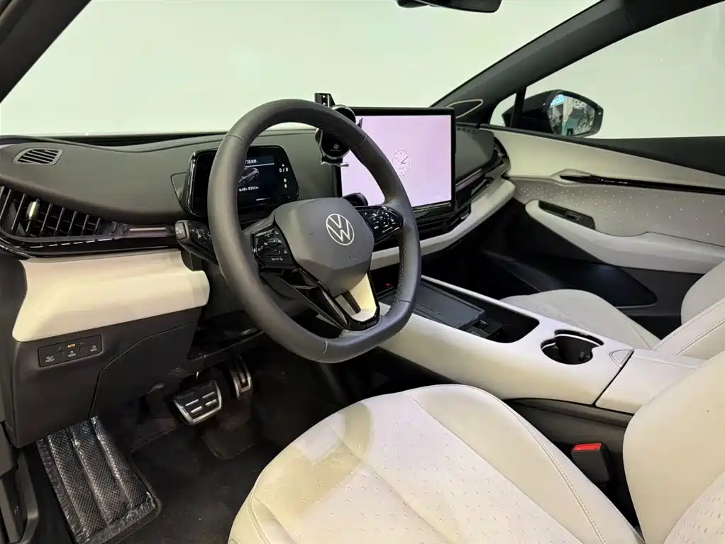 VOLKSWAGEN WITH THE CROWD 06