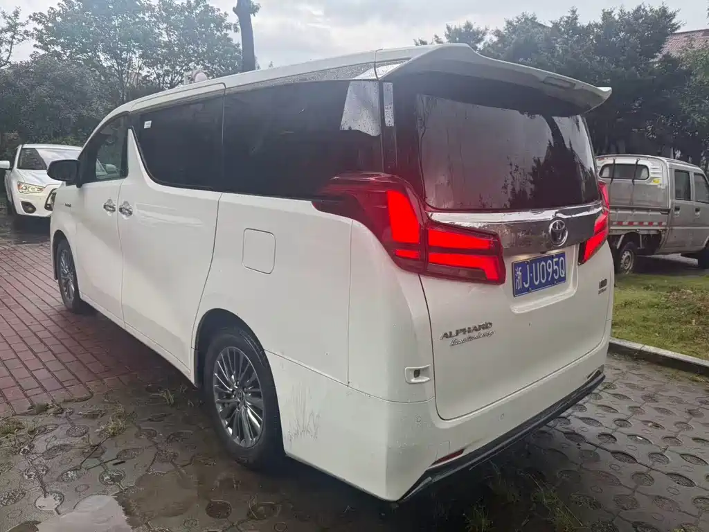 Toyota Alphard — миниатюра 6