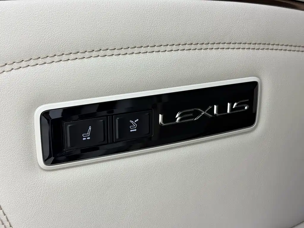 Lexus LM — миниатюра 31