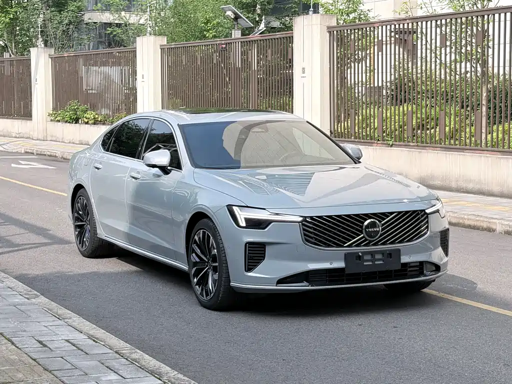Volvo S90 2026 B5 Luxury