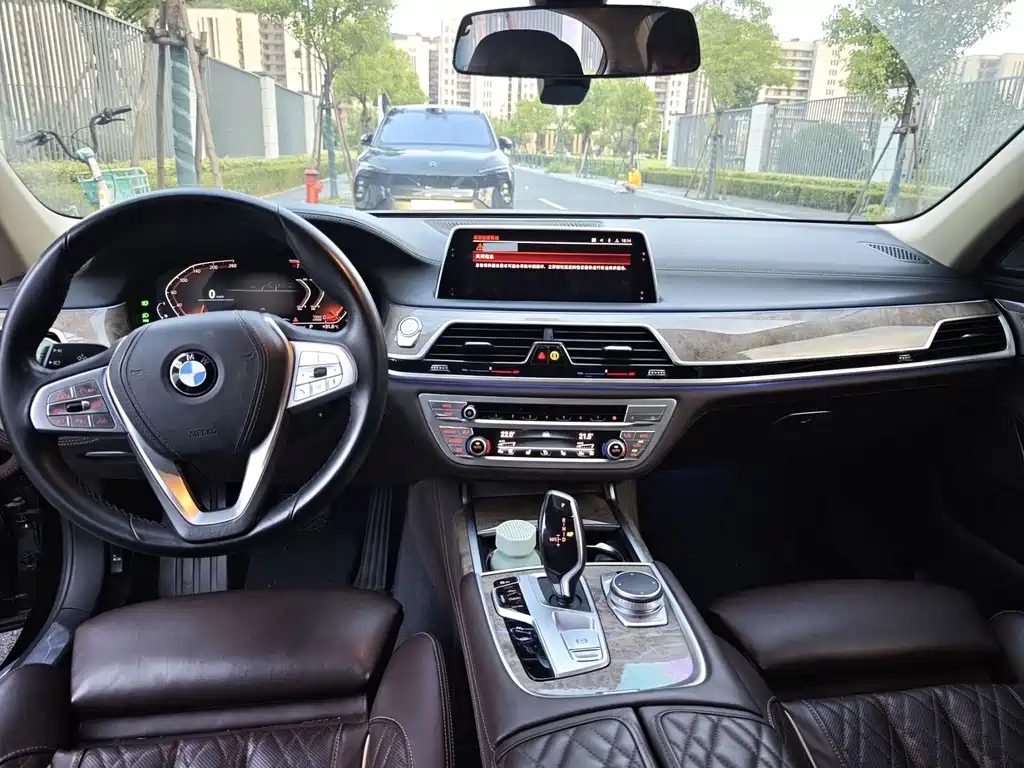 BMW 7 Series — миниатюра 5