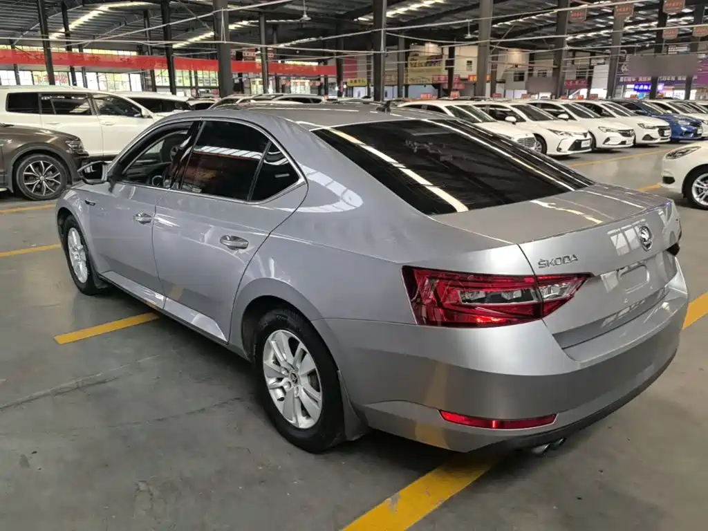 Skoda Superb — миниатюра 5