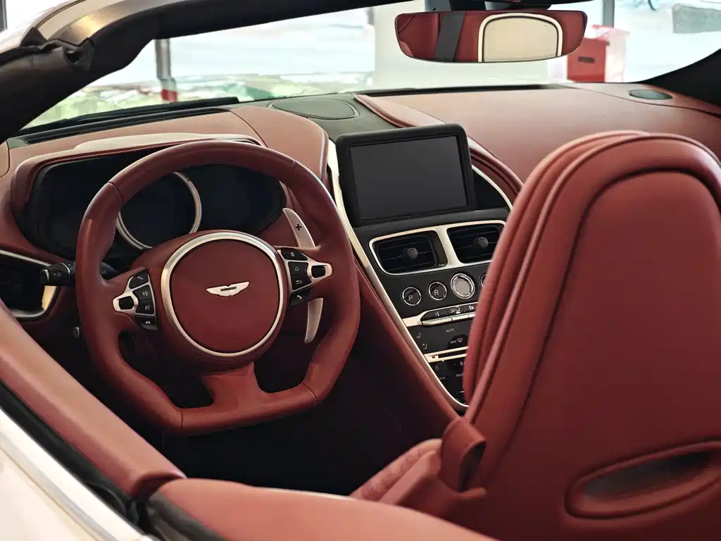 Aston Martin DB11 — миниатюра 9