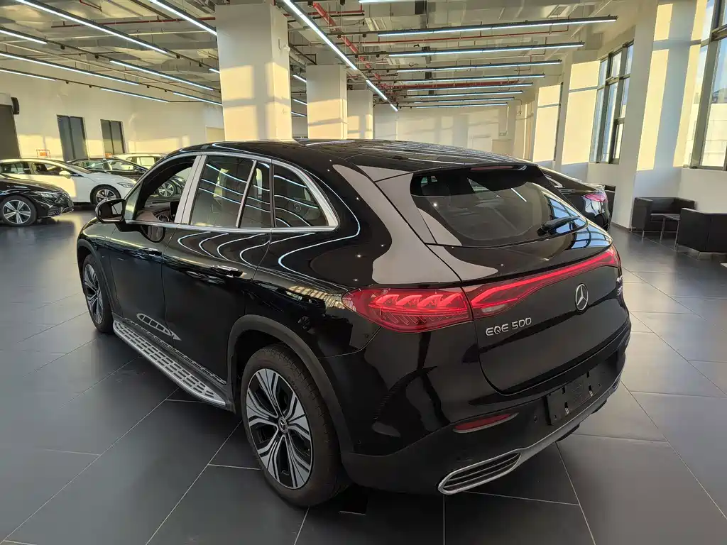Mercedes-Benz EQE SUV — миниатюра 9