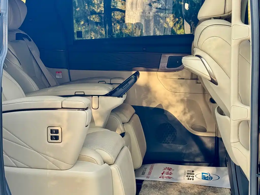 Toyota Alphard — миниатюра 5