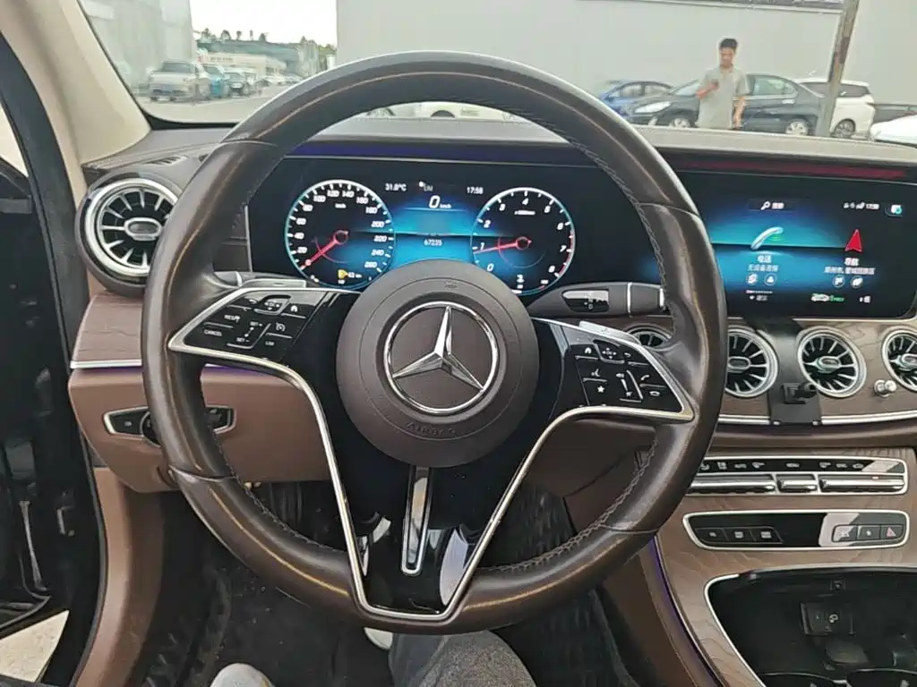 Mercedes-Benz E-Class — миниатюра 11