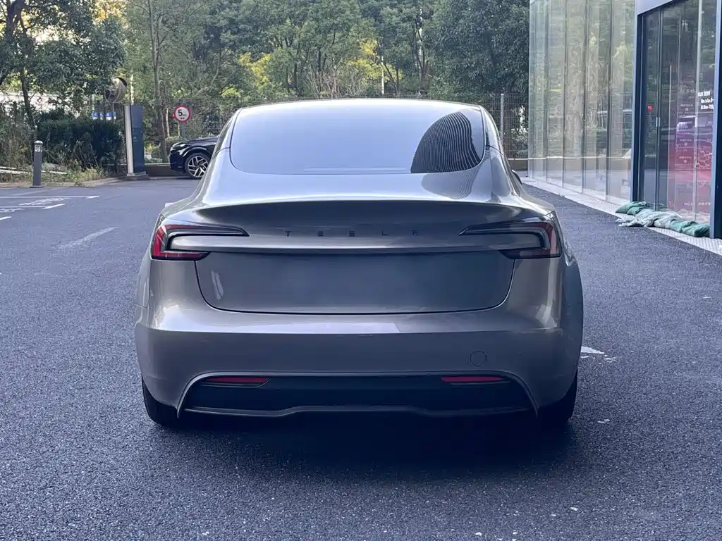 Tesla Model 3 — миниатюра 3