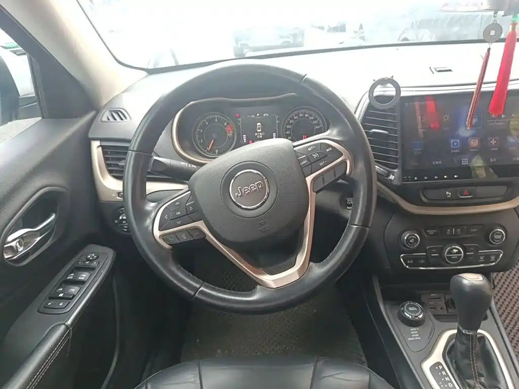 Jeep Cherokee — миниатюра 6