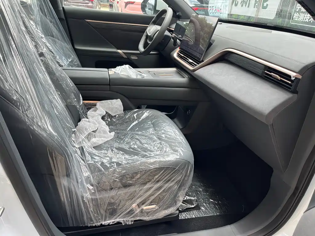 Dongfeng eπ008 2025 210Ultra 6 мест