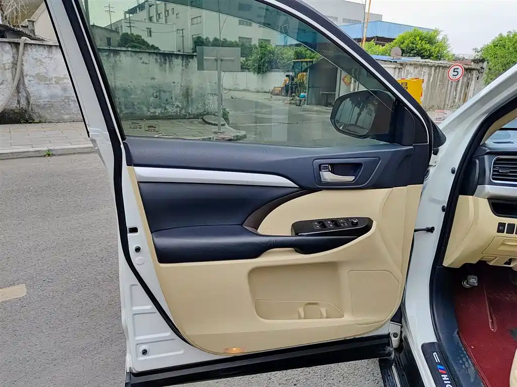 Toyota Highlander 2018 2.0T Luxury 7 мест V