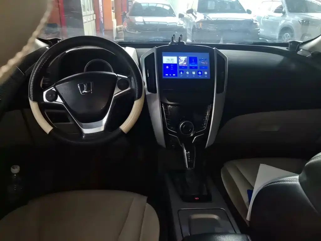 Luxgen U6 — миниатюра 14
