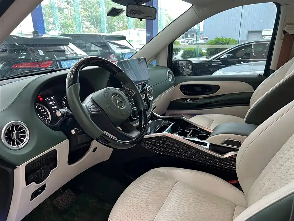 Mercedes-Benz Vito 2023 2.0T Elite 7 мест