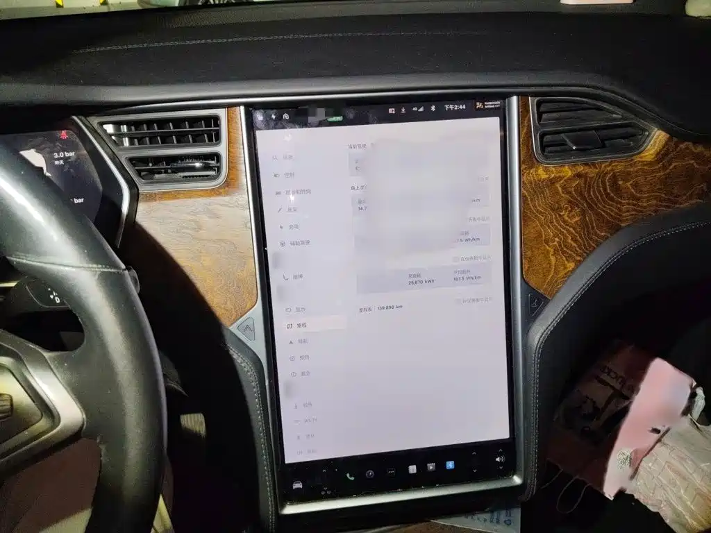 Tesla Model X — миниатюра 6