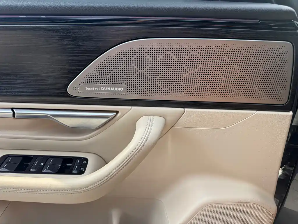 XPeng P7 — миниатюра 11