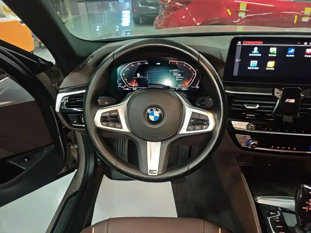 BMW 5 Series — миниатюра 11