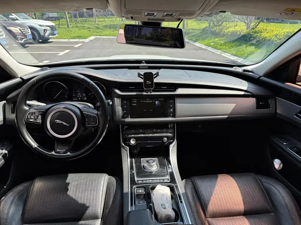 Jaguar XF 2016 XF 2.0T