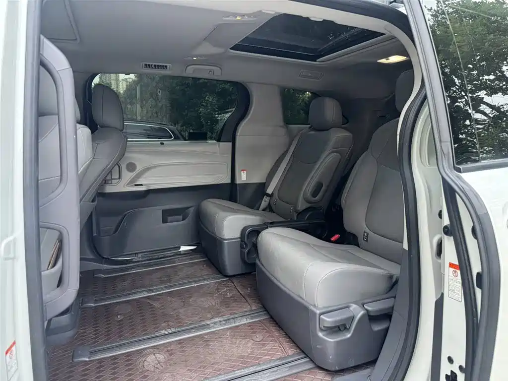 Toyota Granvia 2023 2.5L Luxury PLUS