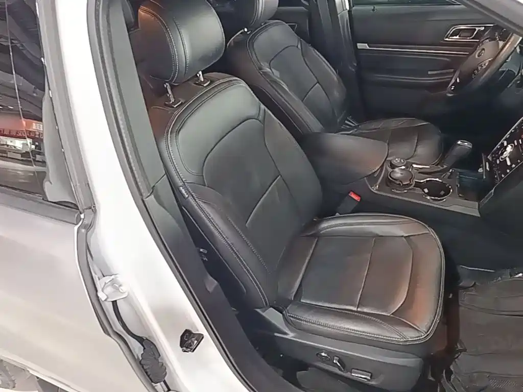 Ford Explorer (Import) — миниатюра 25
