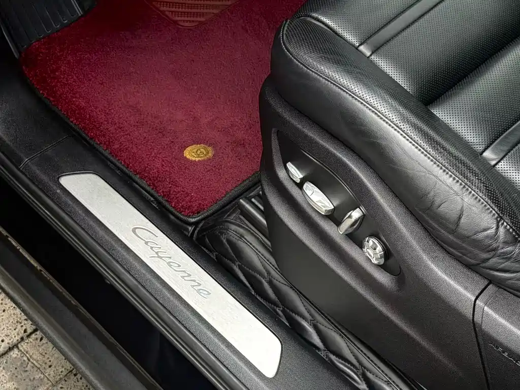 Porsche Cayenne — миниатюра 10