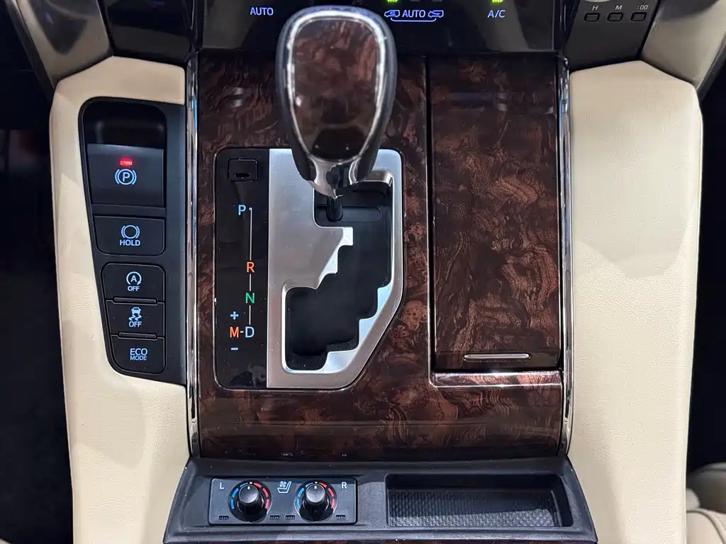 Toyota Alphard — миниатюра 12