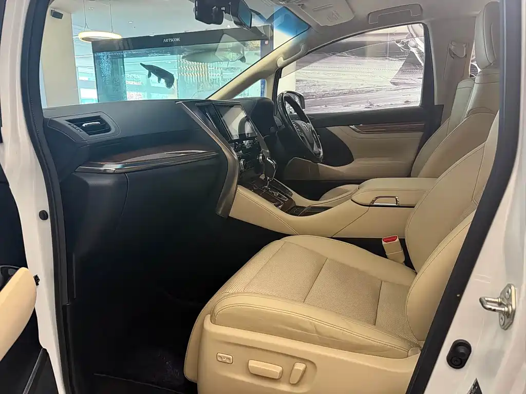 Toyota Alphard — миниатюра 5