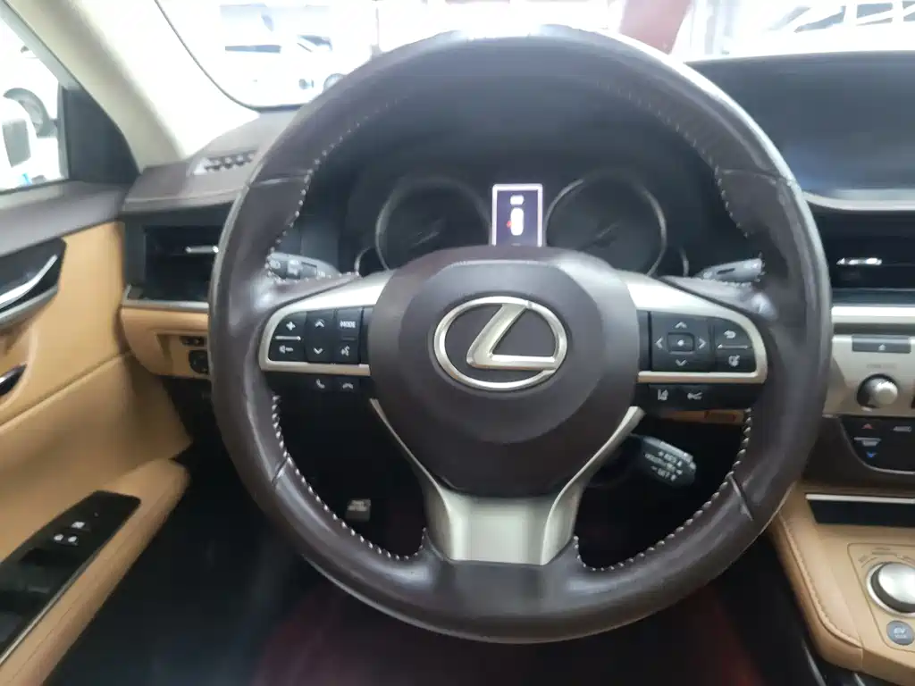 Lexus ES 2015 300h Comfort