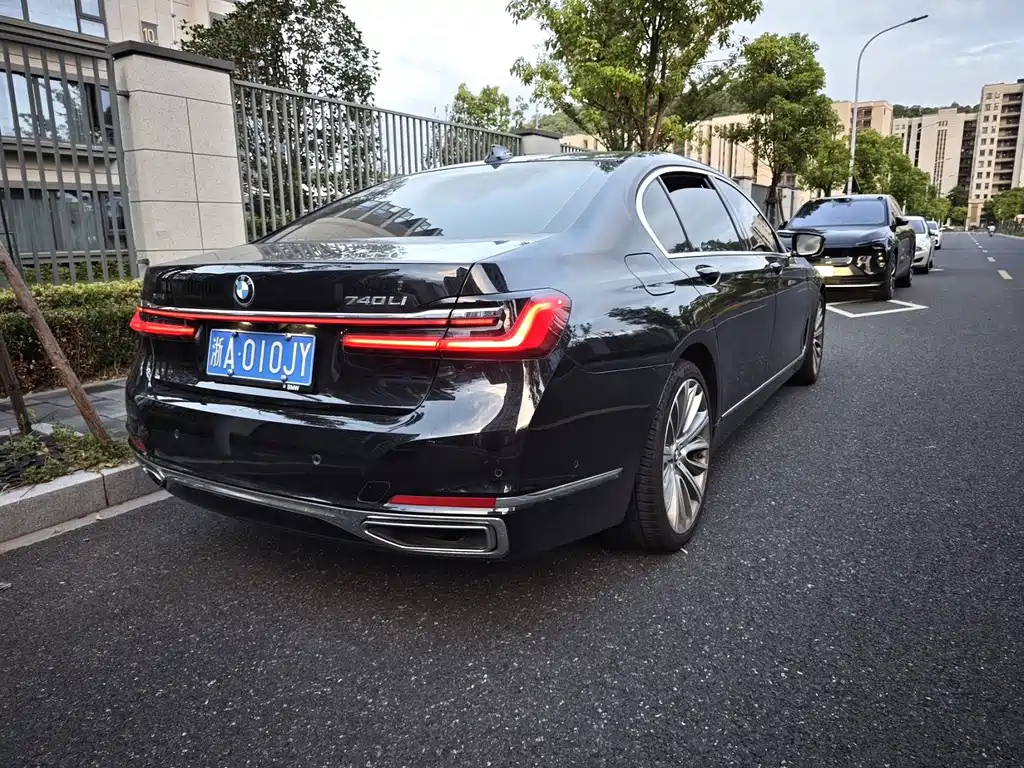 BMW 7 Series — миниатюра 8