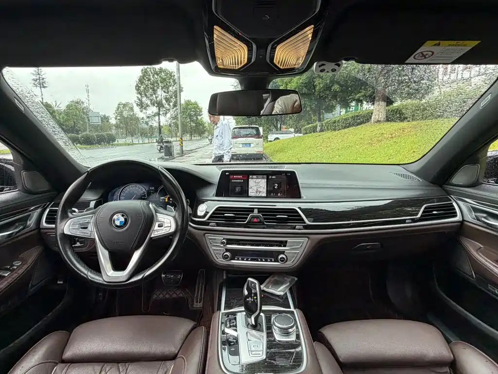 BMW 7 Series — миниатюра 13