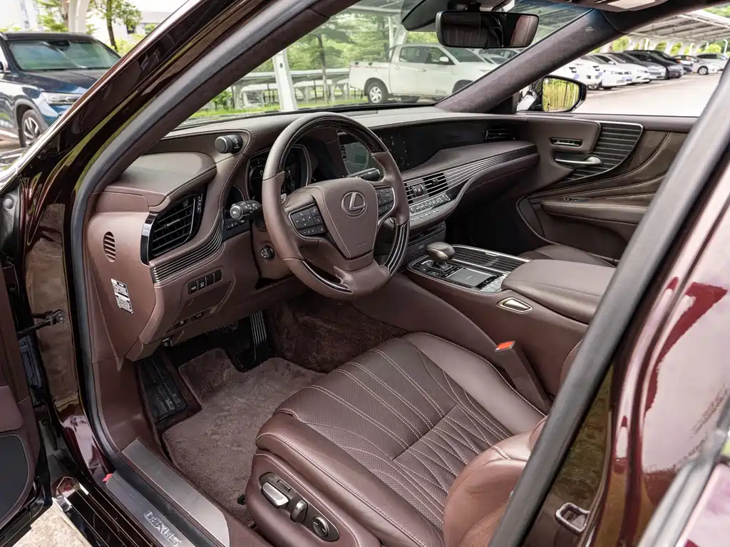 Lexus LS — миниатюра 8