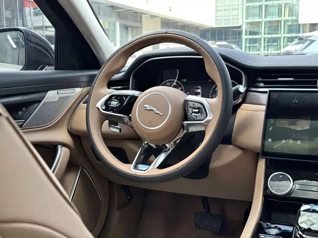 Jaguar XFL — миниатюра 4