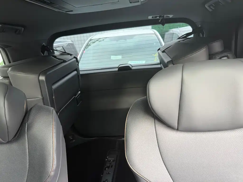 Toyota Alphard — миниатюра 7