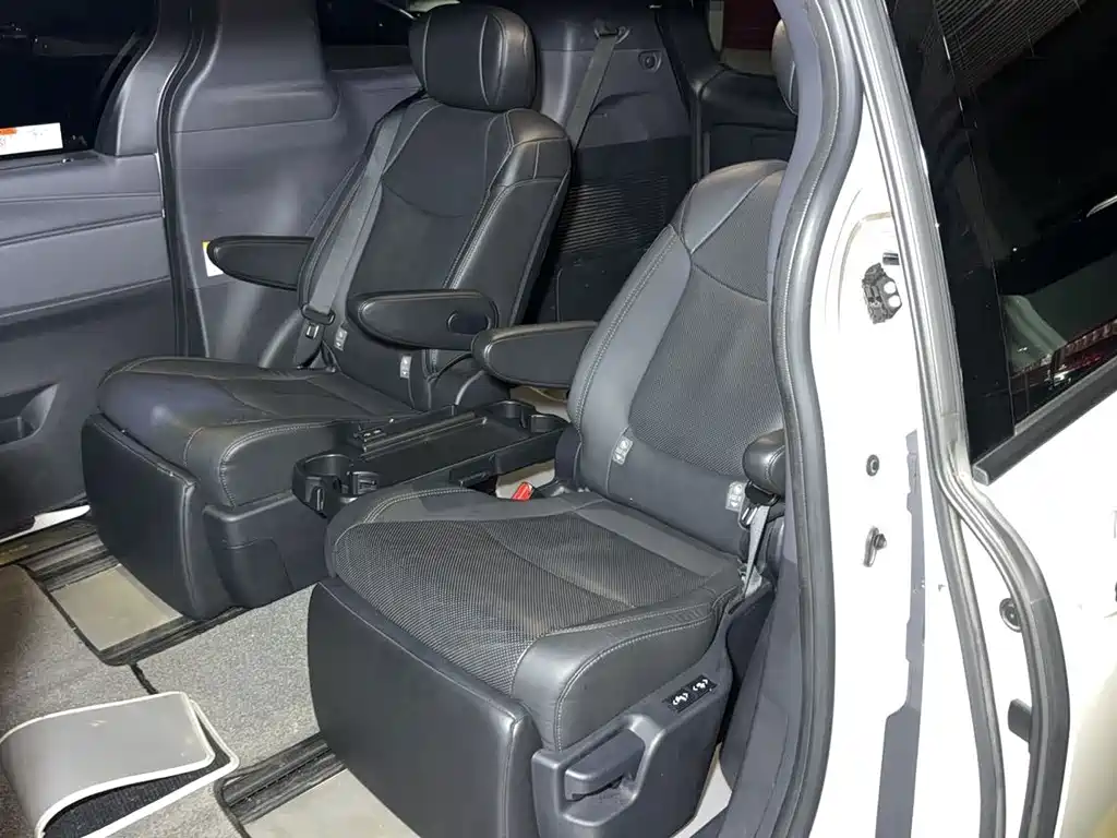 Toyota Sienna — миниатюра 9
