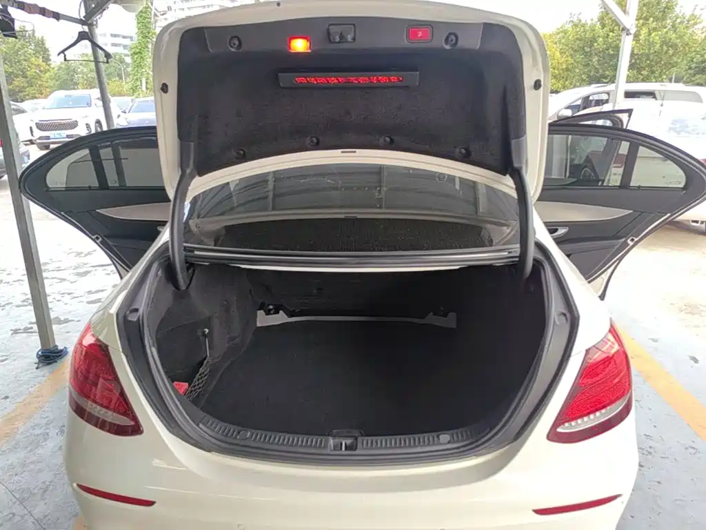 Mercedes-Benz E-Class — миниатюра 19