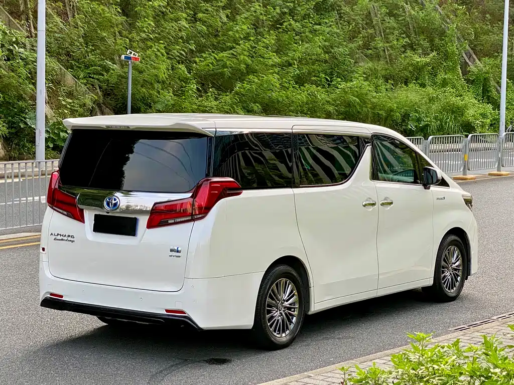 Toyota Alphard — миниатюра 5