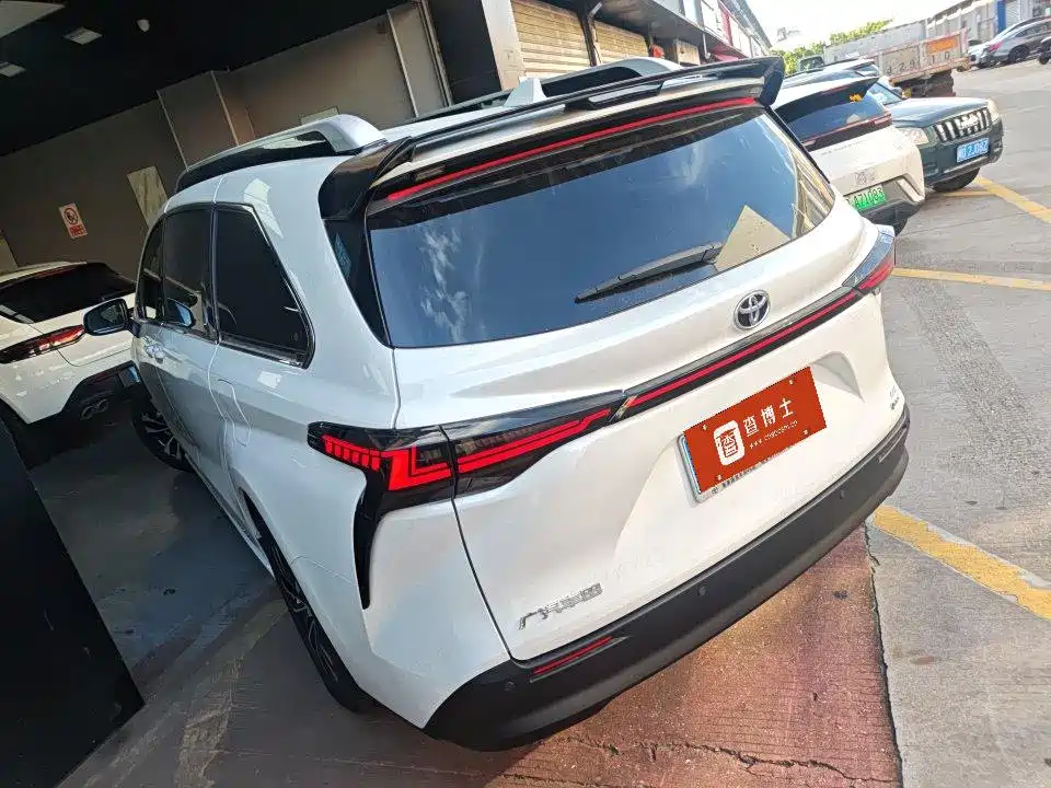 Toyota Sienna — миниатюра 3