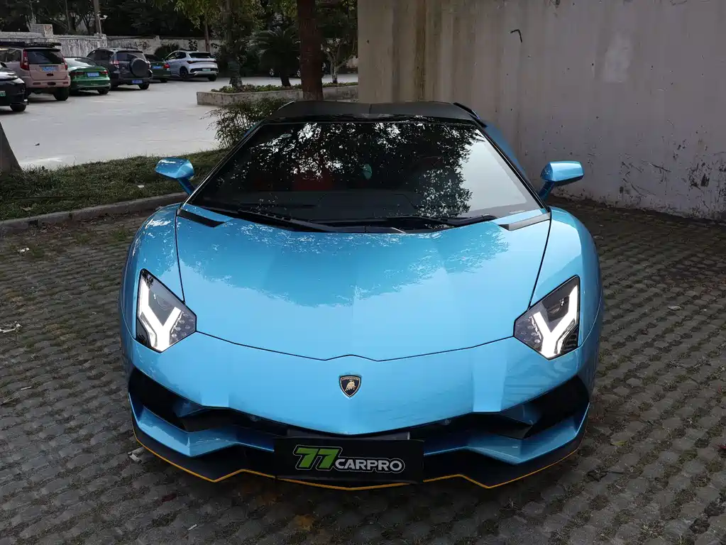 LAMBORGHINI AVENTADOR