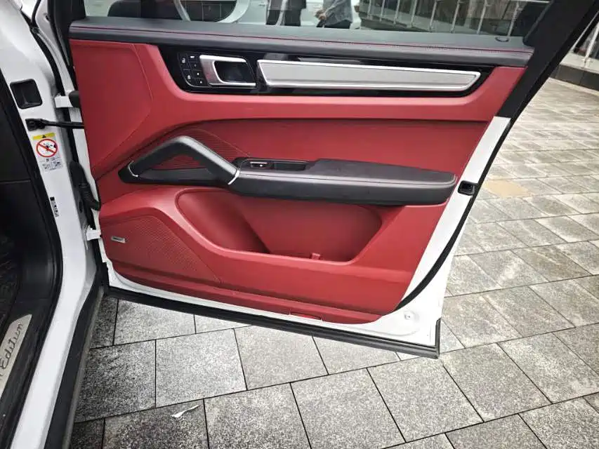 Porsche Cayenne — миниатюра 7