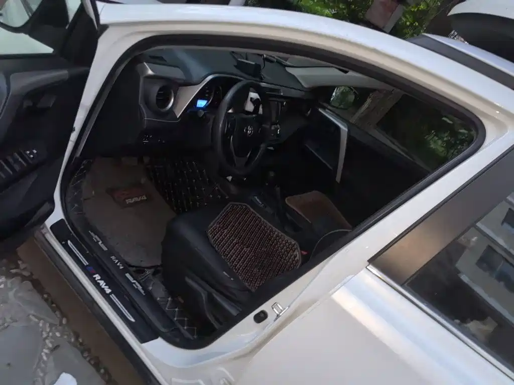 Toyota RAV4 — миниатюра 12