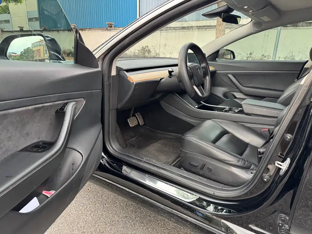 Tesla Model 3 — миниатюра 5
