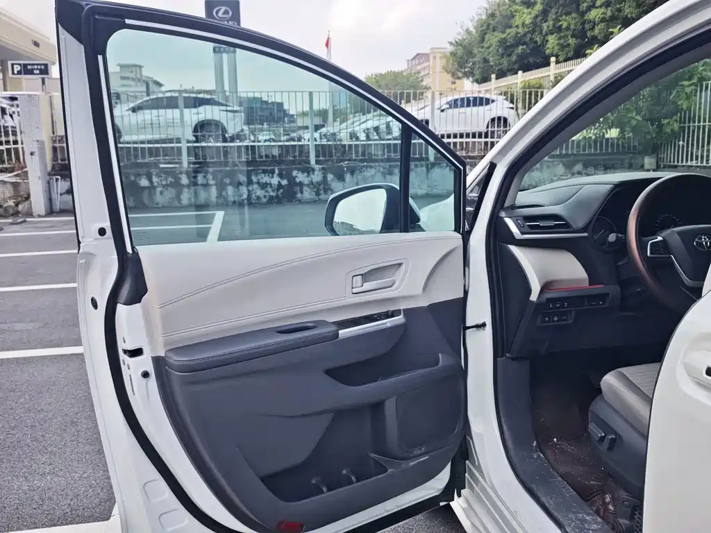 Toyota Sienna — миниатюра 15