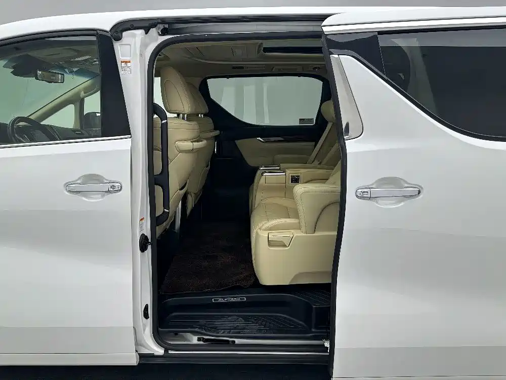 Toyota Alphard — миниатюра 13