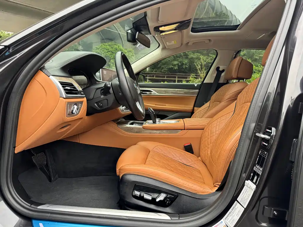 BMW 7 Series — миниатюра 11
