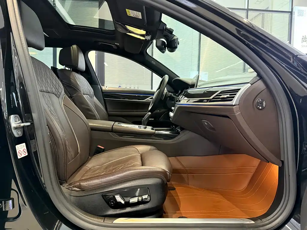 BMW 7 Series — миниатюра 8