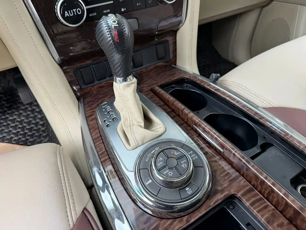 Nissan Patrol — миниатюра 9
