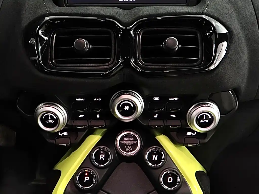 ASTON MARTIN V8 VANTAGE