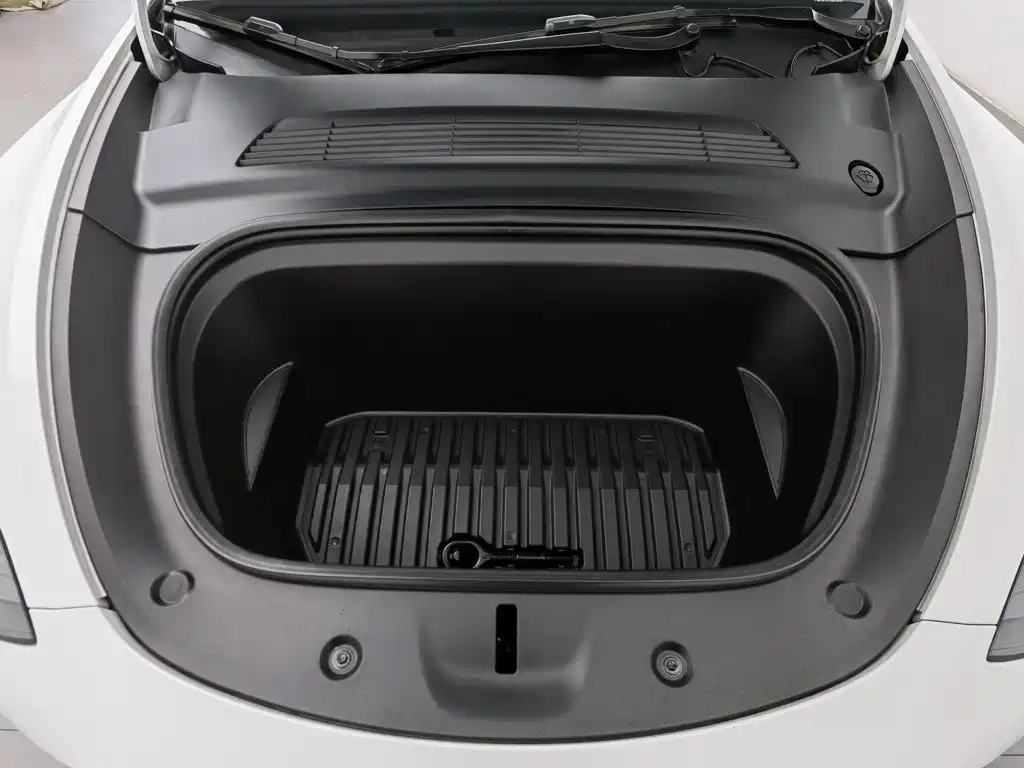 Tesla Model Y — миниатюра 6