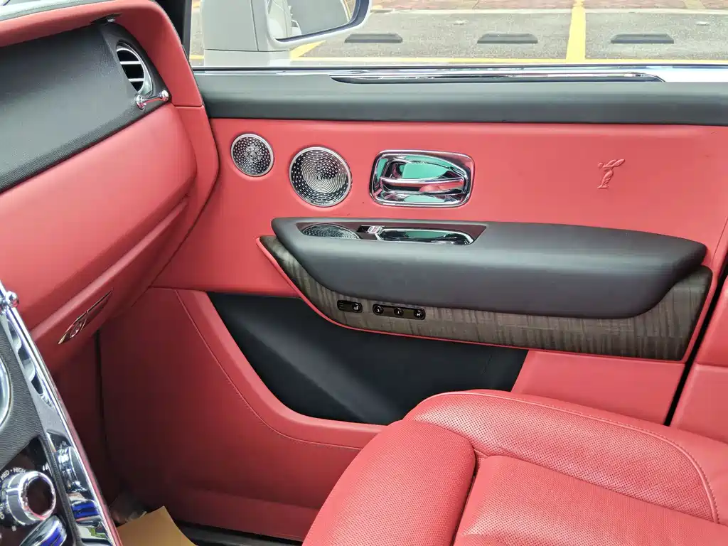 Rolls-Royce Cullinan 2018 мест